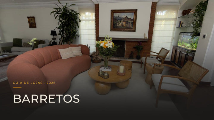 Guia das 5 melhores lojas de móveis em Barretos — capa com sala de estar com sofá curvo coral, mesa de centro de madeira e duas poltronas de braço, em projeto entregue pela Toth Móveis