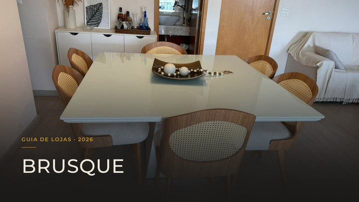 Guia das 5 melhores lojas de móveis em Brusque — capa com sala de jantar clara com mesa retangular e seis cadeiras de madeira com palhinha, em projeto entregue pela Toth Móveis