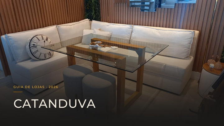 Guia das 5 melhores lojas de móveis em Catanduva — capa com mesa de jantar com tampo de vidro e base de madeira maciça, ao lado de sofá claro e painel ripado, em projeto entregue pela Toth Móveis