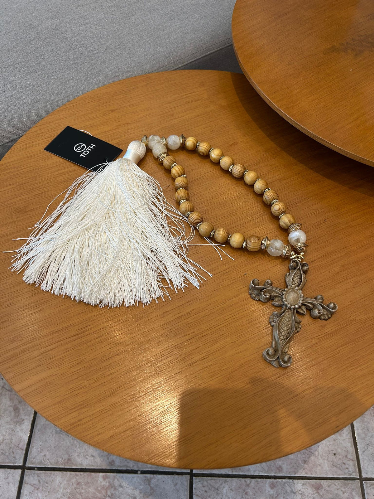 Terço Decorativo Bolas de Madeira Natural e Acrílica Tassel de Cetim | Toth Móveis