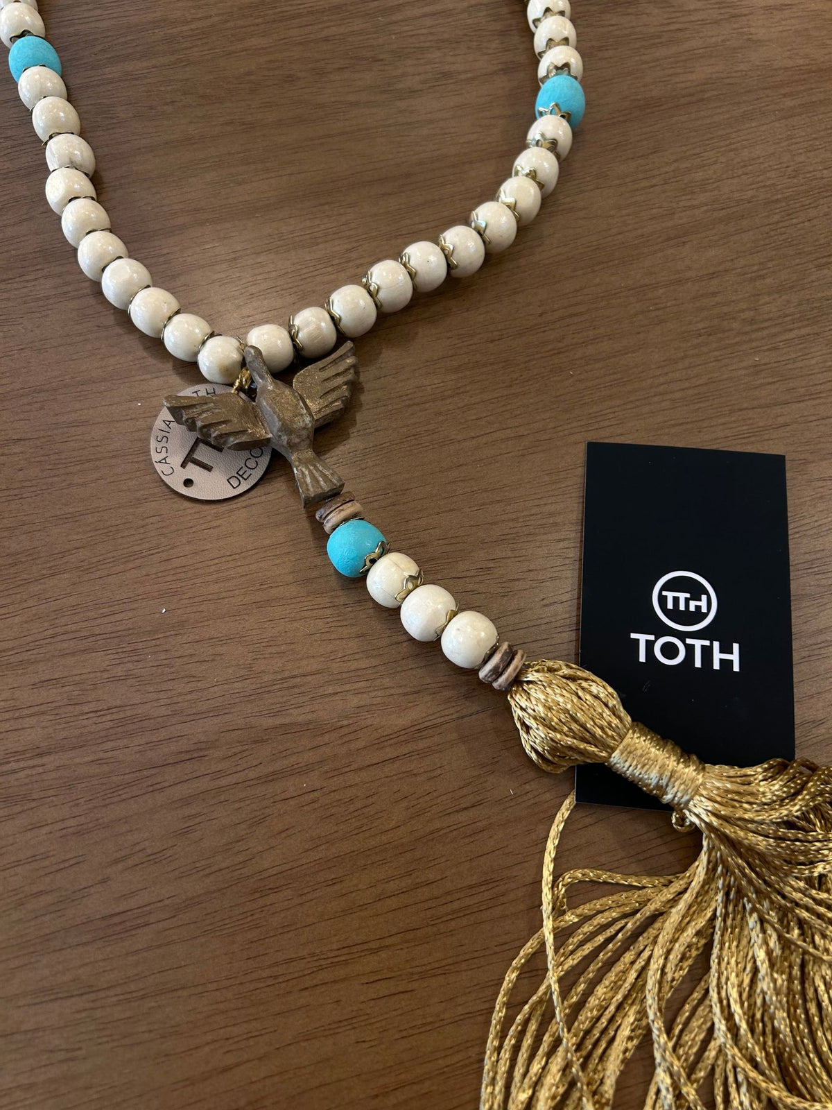 Terço Decorativo Espírito Santo Miçangas Bege Claro e Azul Turquesa Tassel de Cetim | Toth Móveis