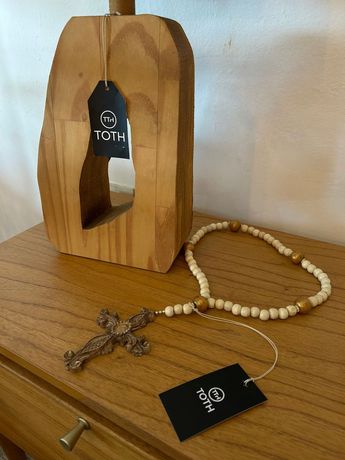 Terço Decorativo Miçangas Bege e Dourado | Toth Móveis