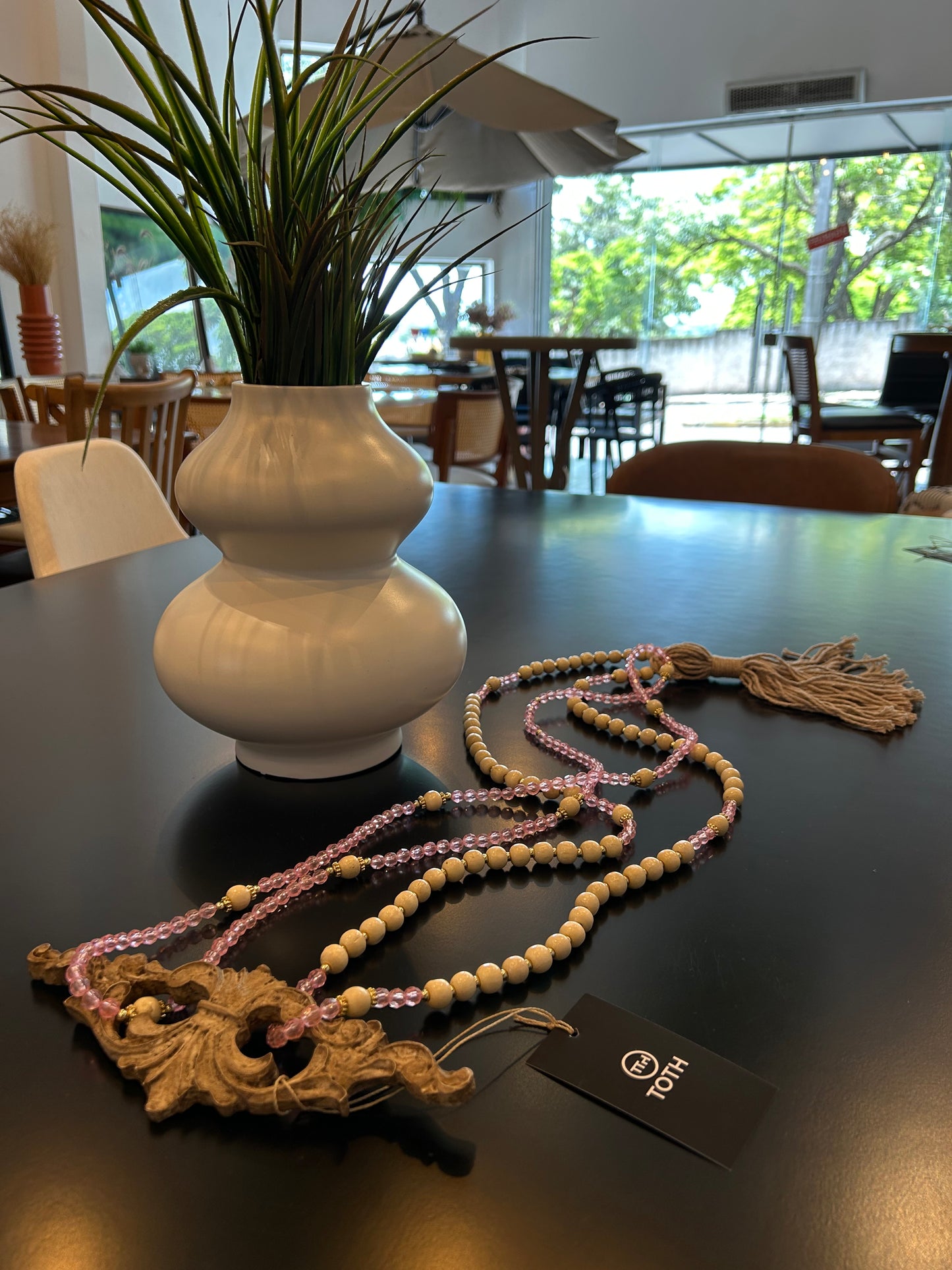 Collar decorativo con borlas de hilo beige y rosa