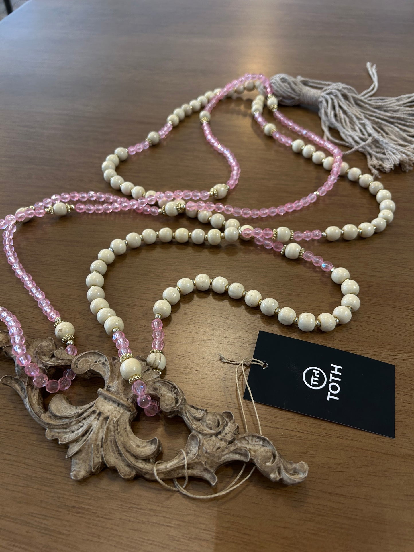 Collar decorativo con borlas de hilo beige y rosa