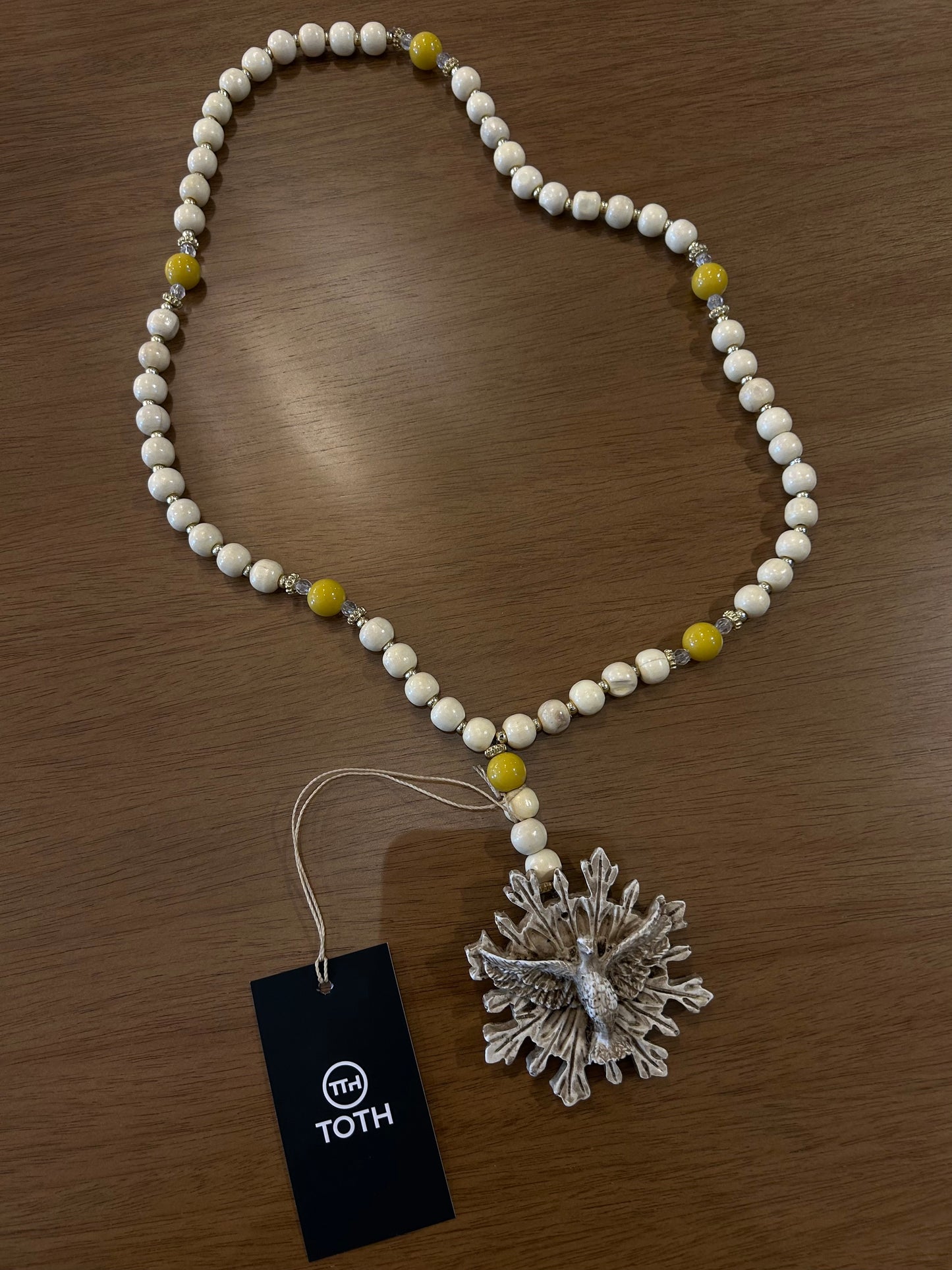 Rosario Decorativo Espíritu Santo Beige y Amarillo