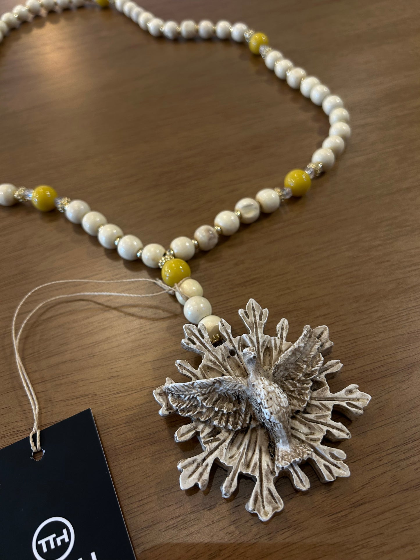 Rosario Decorativo Espíritu Santo Beige y Amarillo