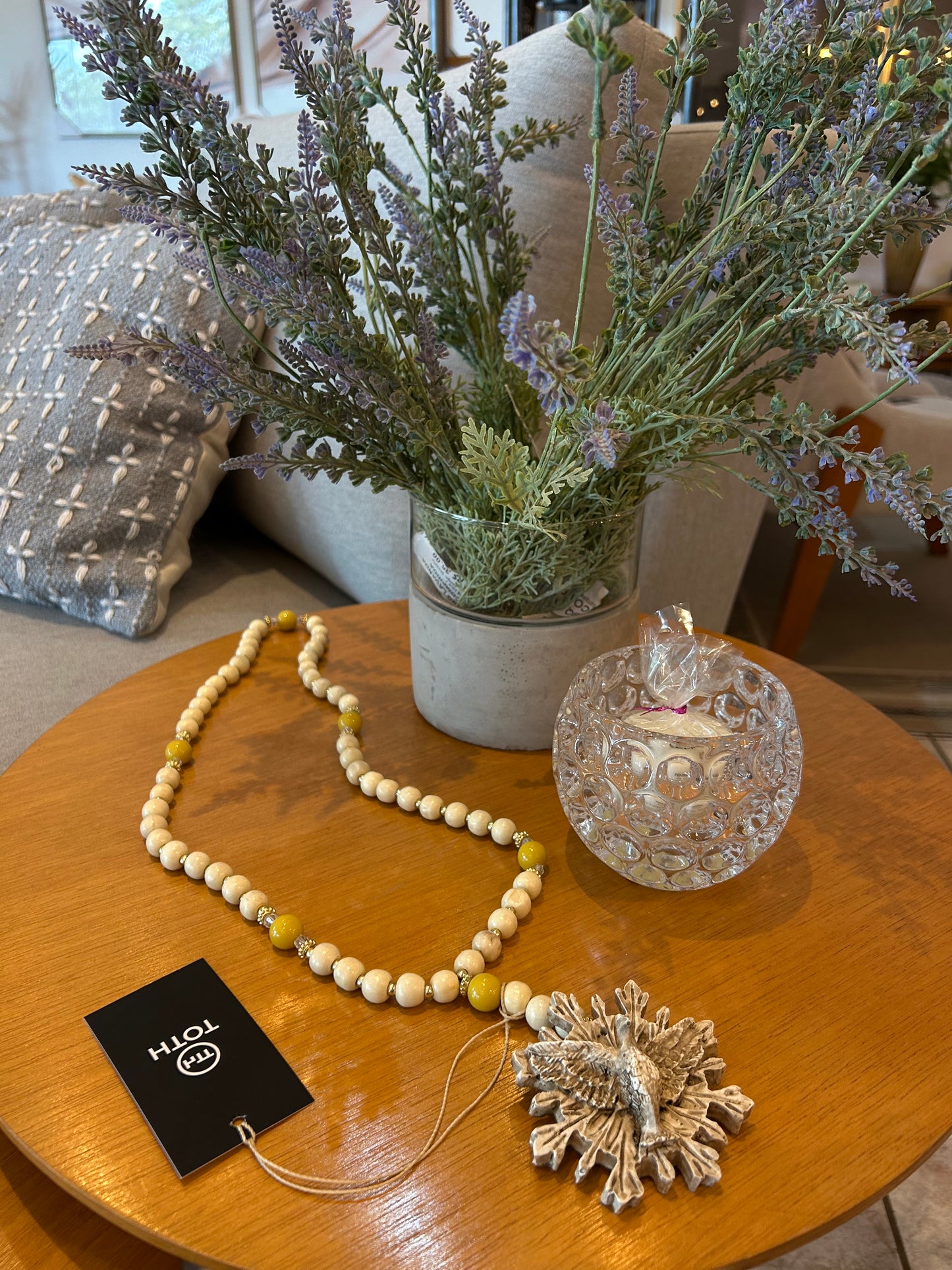 Rosario Decorativo Espíritu Santo Beige y Amarillo