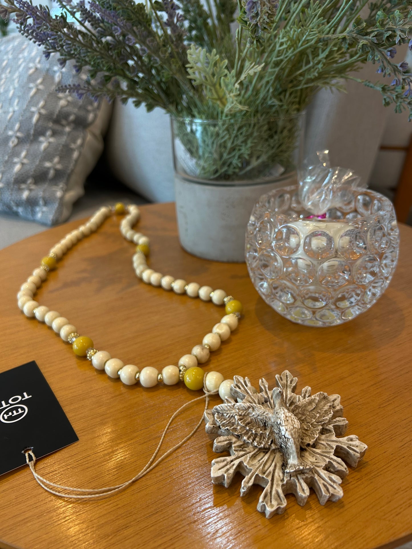 Rosario Decorativo Espíritu Santo Beige y Amarillo