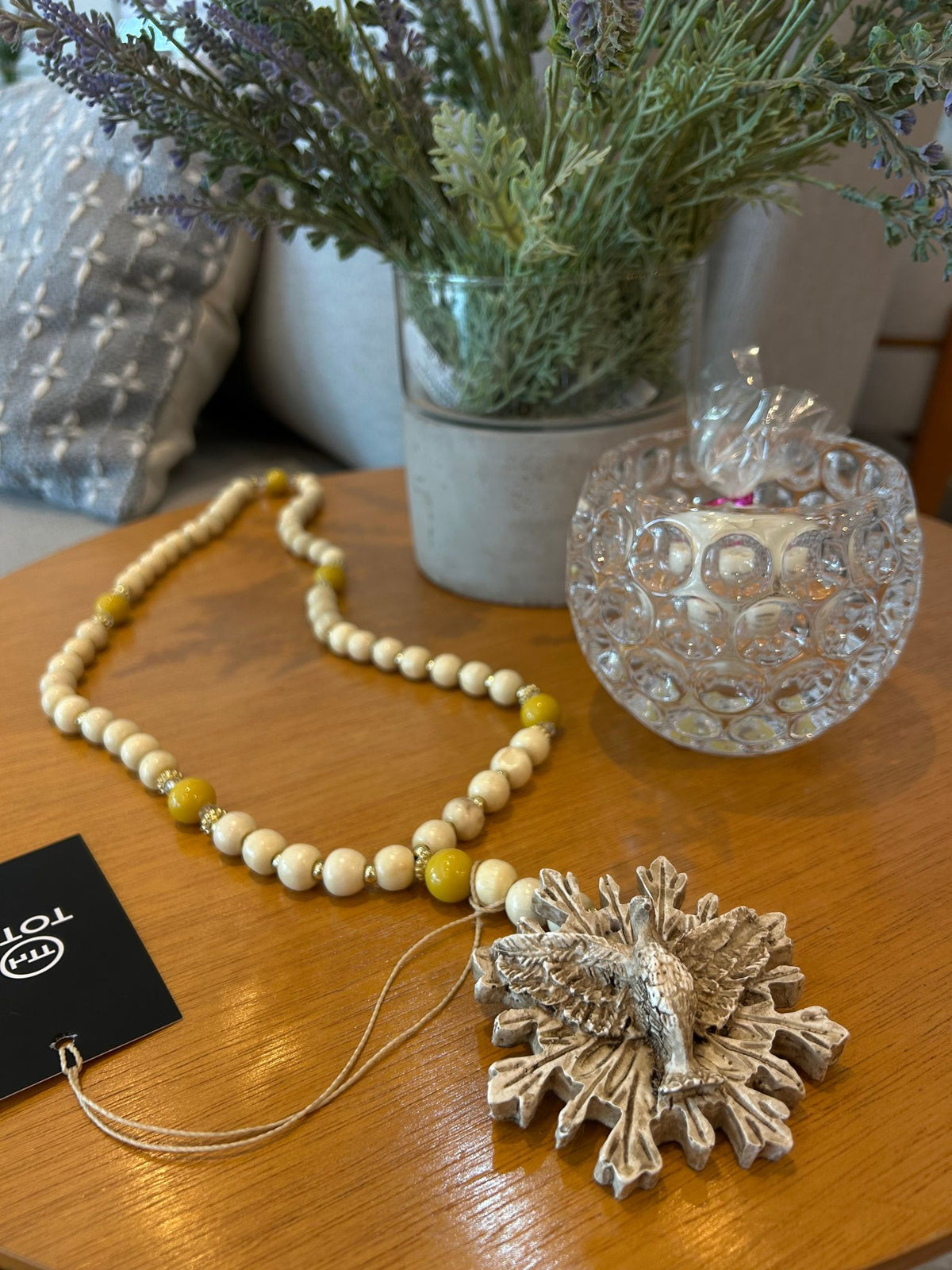 Terço Decorativo Espírito Santo Miçangas Cor Bege e Amarelo | Toth Móveis