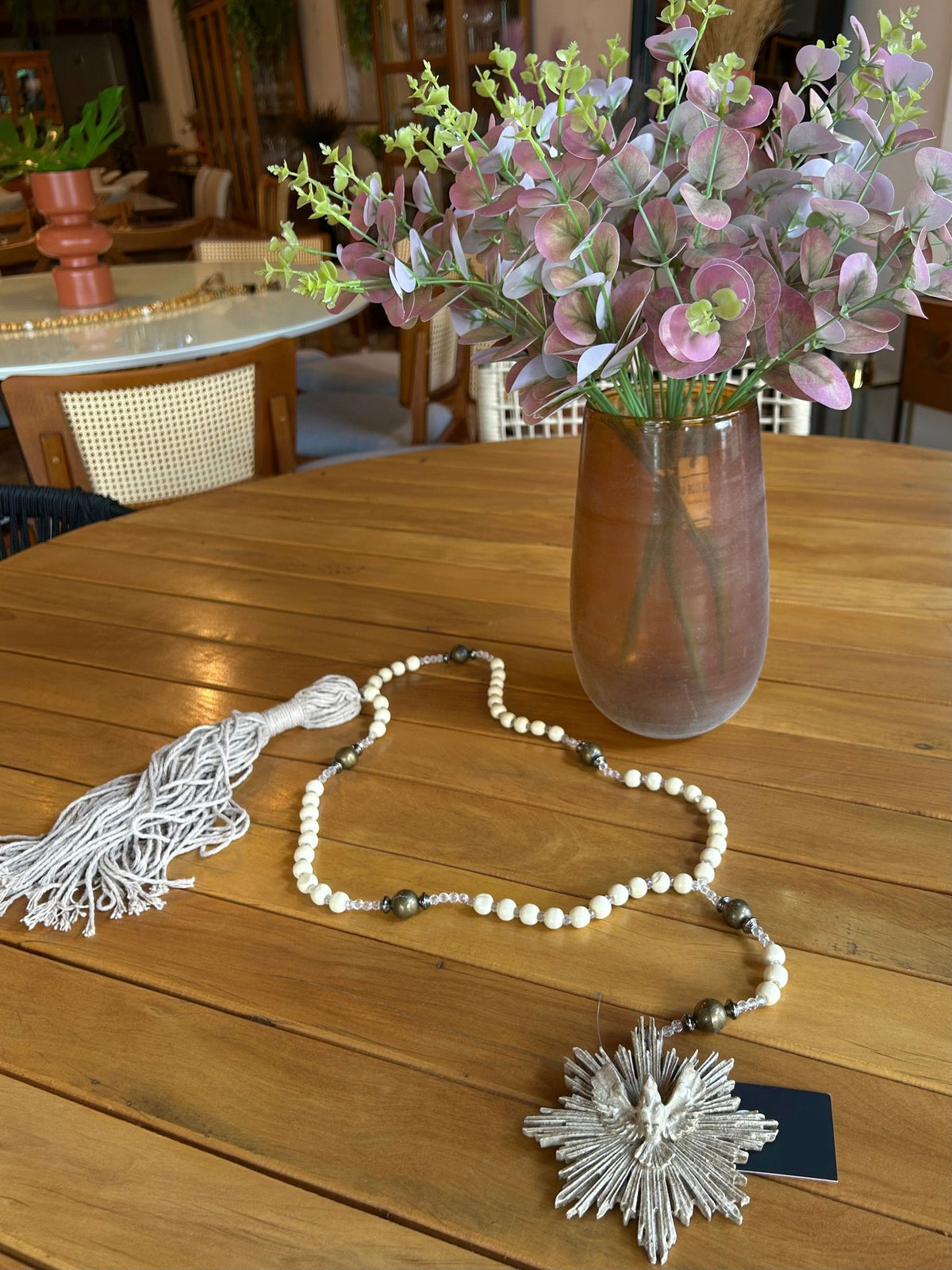 Terço Decorativo Espírito Santo Miçangas Cor Bege e Acrílicas Tassel de Barbante | Toth Móveis
