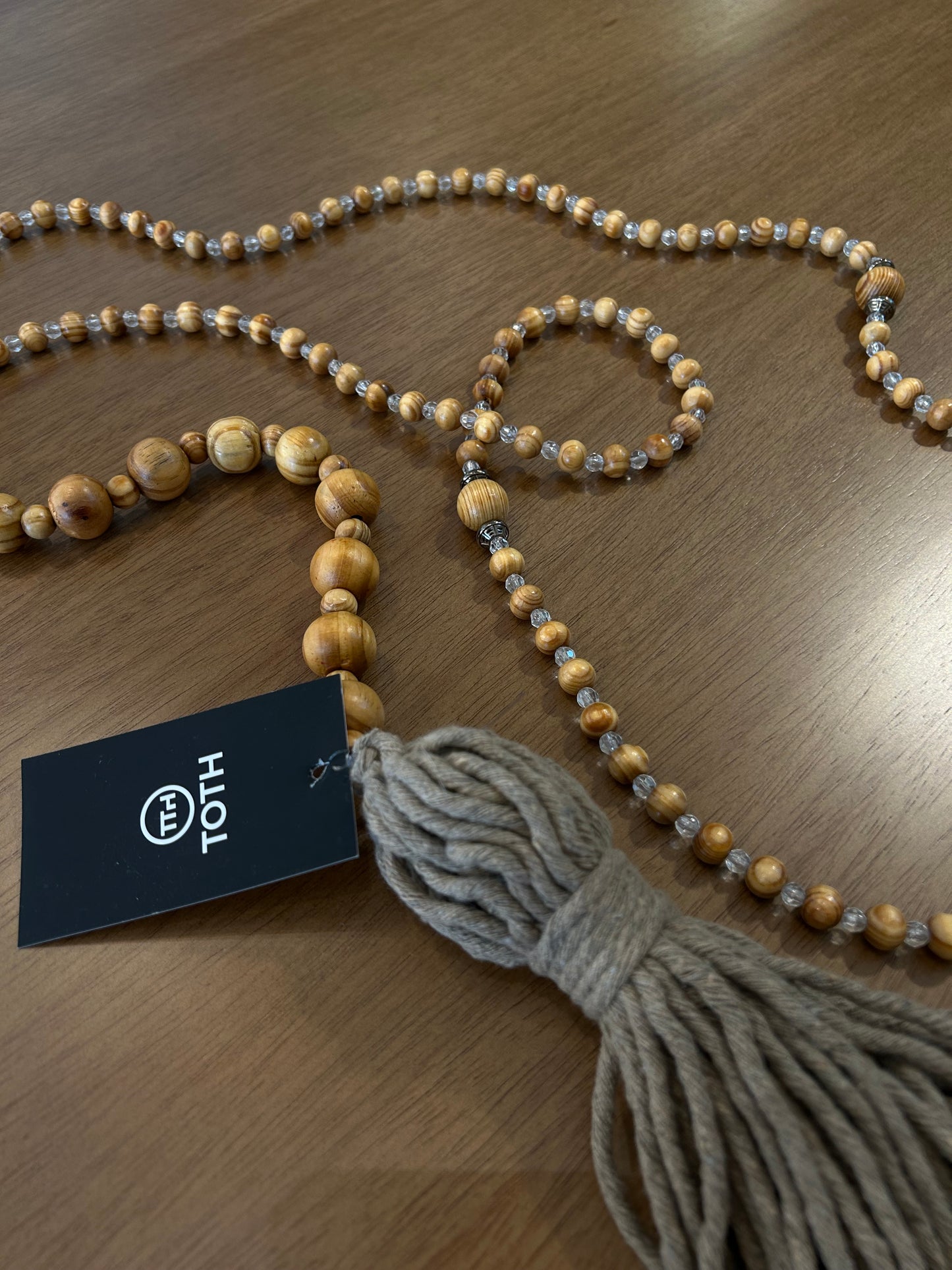Collar decorativo con borlas de hilo de bolas de madera natural y acrílico