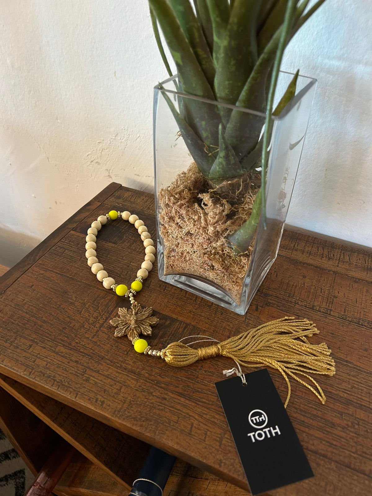 Terço Decorativo Espírito Santo Miçangas Cor Bege e Verde Tassel de Cetim | Toth Móveis