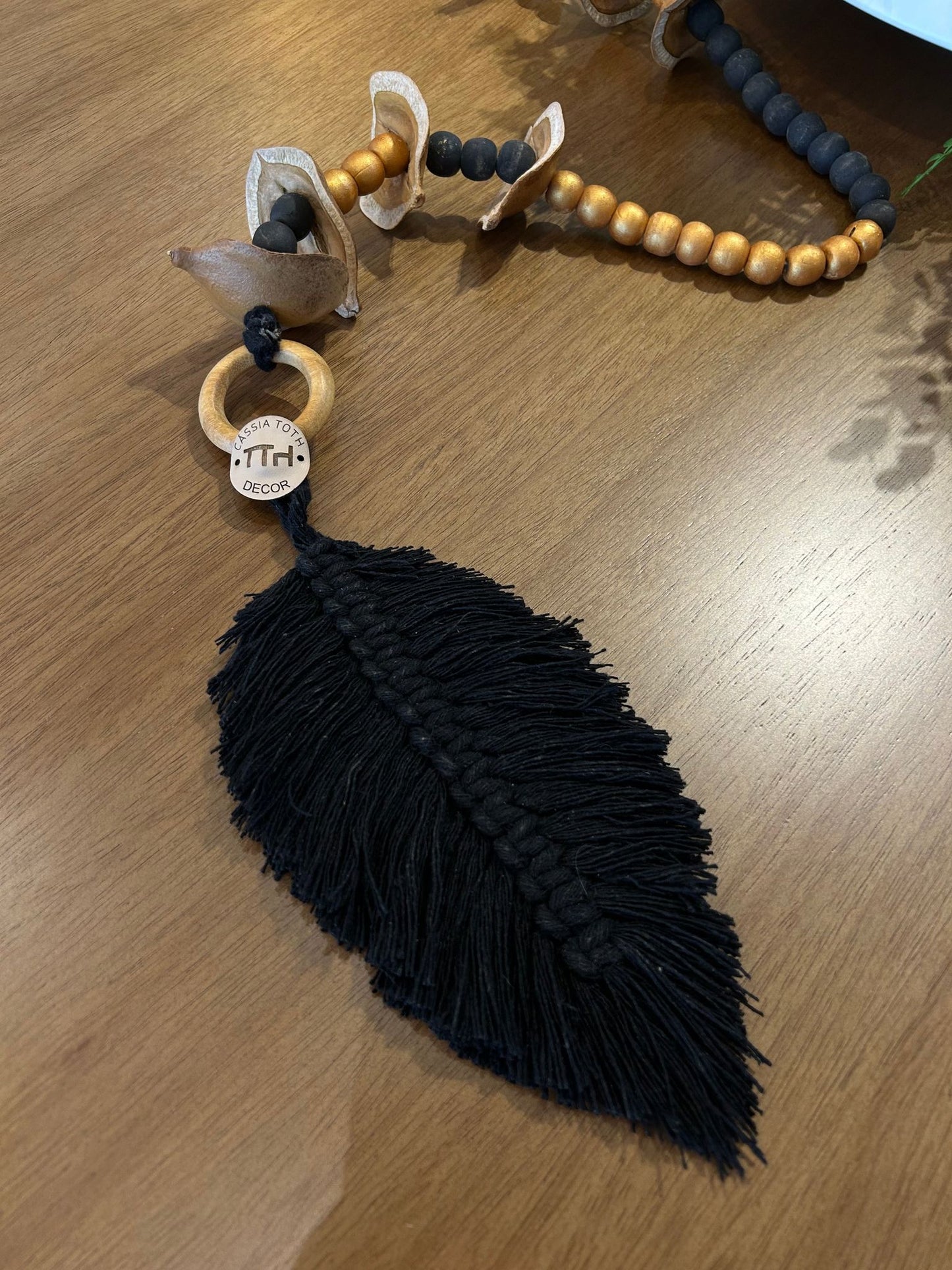 Decorative Black Bead Necklace Gold and Black Color Jacaranda Seeds | Toth Móveis