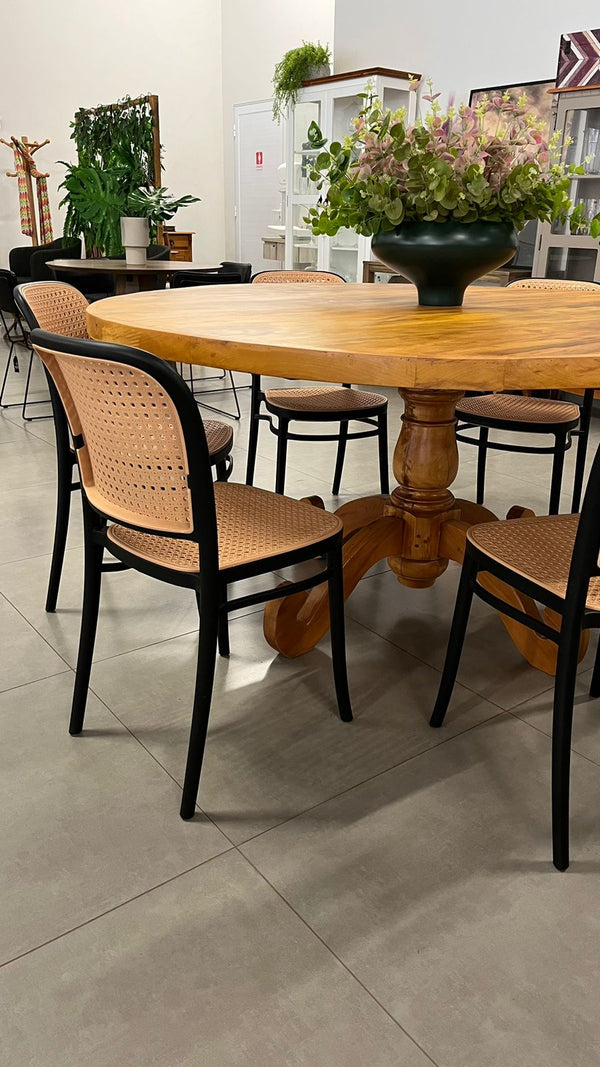 Ambiente 2 com Mesa de Jantar Clássica Redonda 170cm Madeira Maciça - 8 Lugares