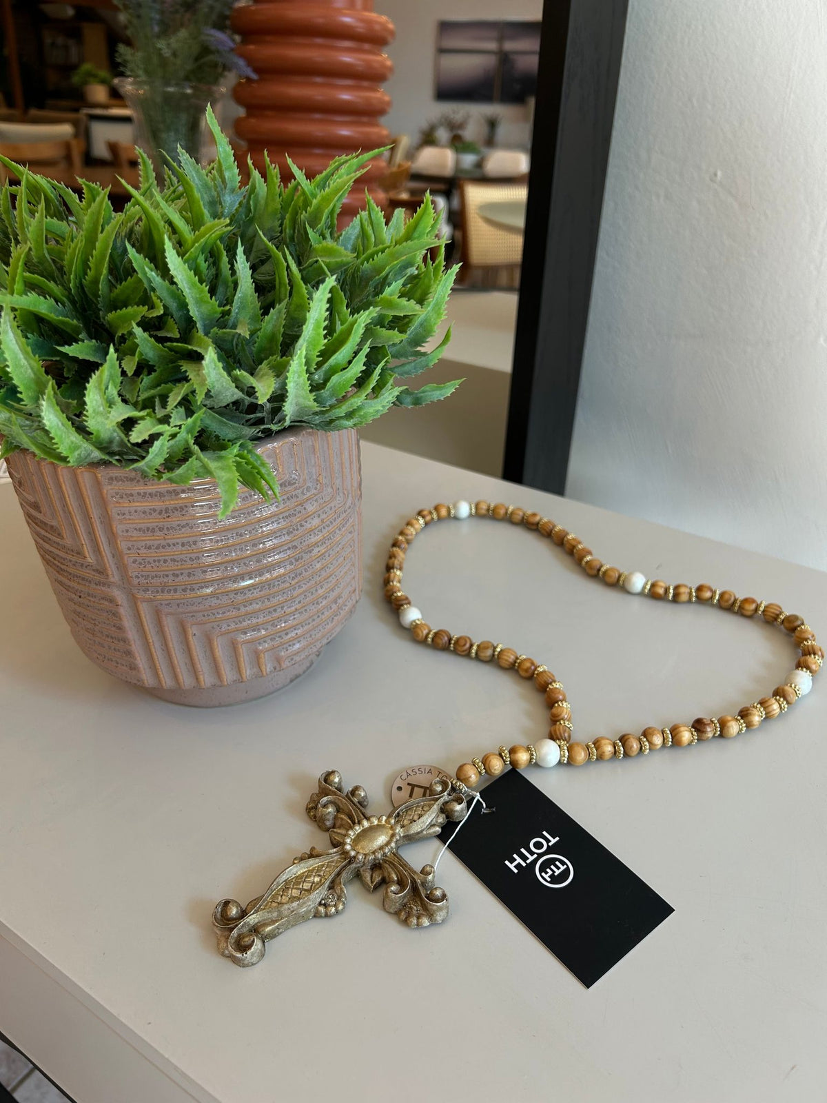 Terço Decorativo Dourado Bolas de Madeira Natural | Toth Móveis