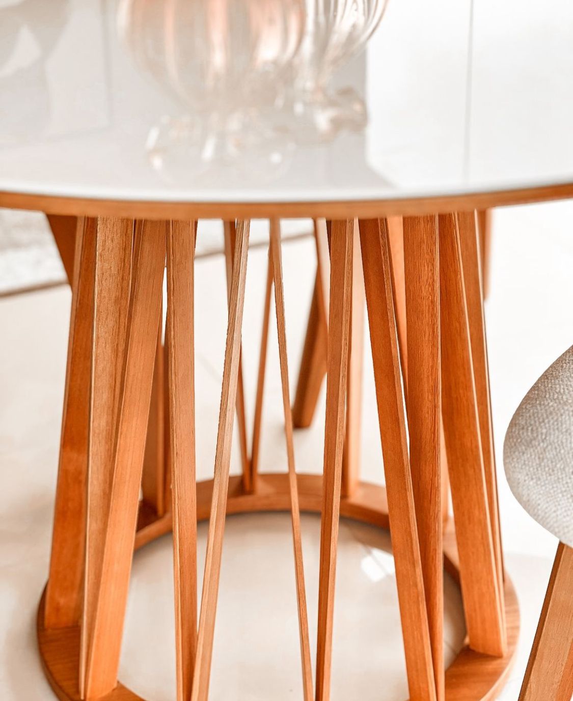 Mesa de Jantar Aero Redonda Madeira Cor Jequitibá 58 Tampo Vidro Branco 140cm