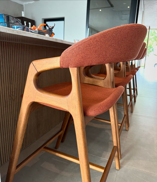 Taburete Goda Madera Canela con Respaldo y Asiento Tapizado en Tela 162