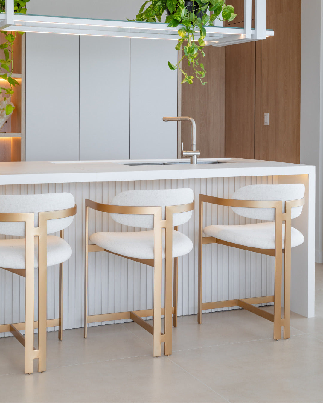 Banqueta Cloe Aço Carbono Pintado Dourado Encosto e Assento Estofado T ...