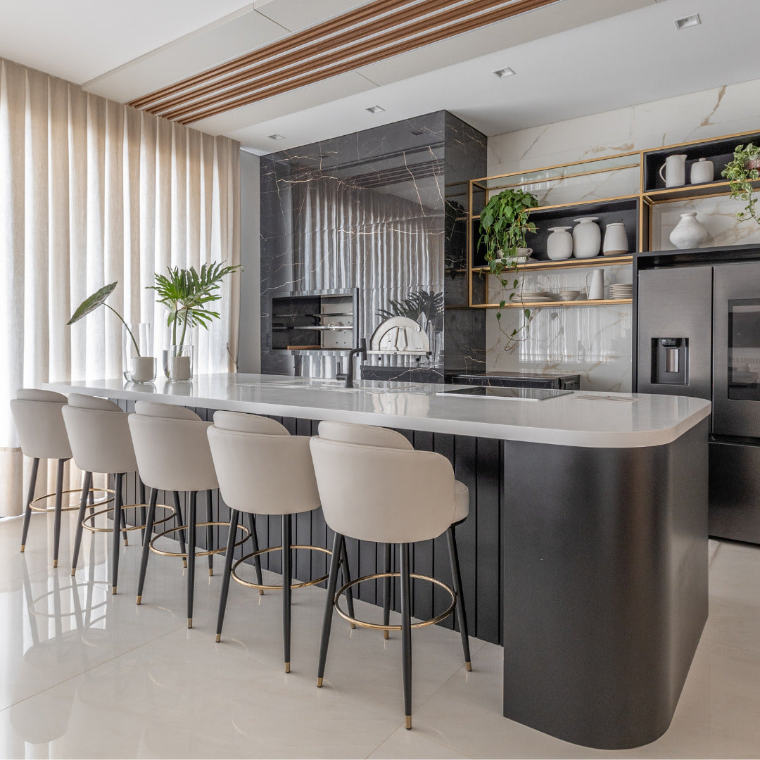 Taburete Hug Base Fija Acero al Carbono Pintado en Negro con Detalle Dorado Respaldo y Asiento Tapizado en Tela 1815F