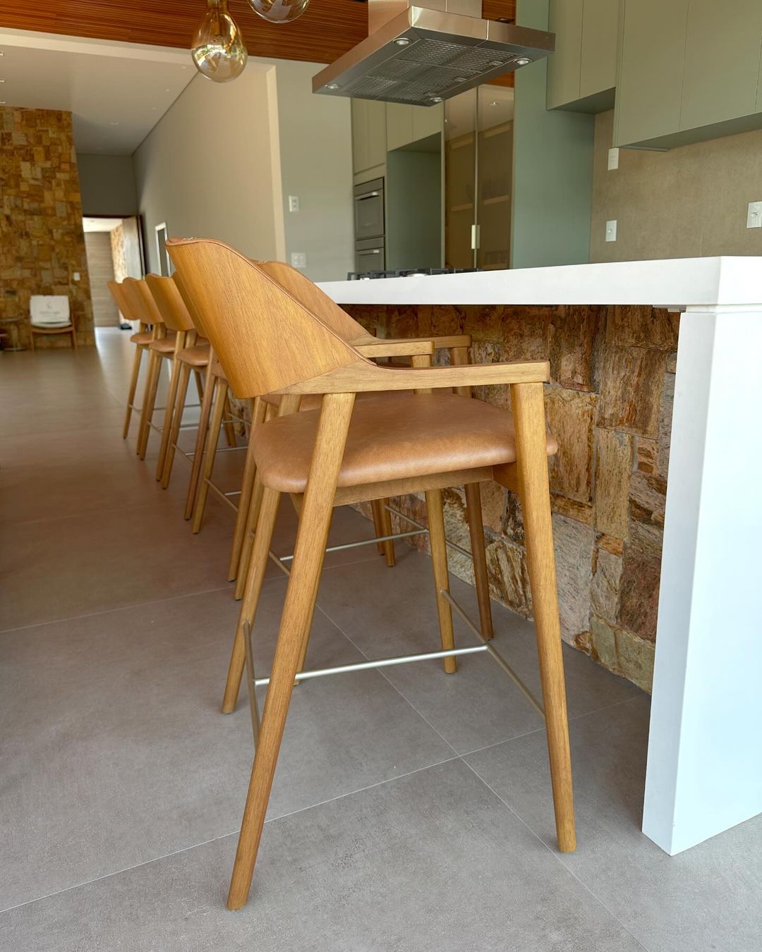 Taburete Lozére de Madera Canela con Respaldo y Asiento Tapizado en Tela 126