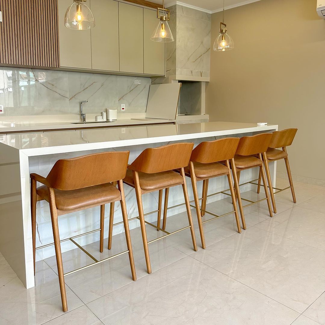 Taburete Lozére de Madera Canela con Respaldo y Asiento Tapizado en Tela 126
