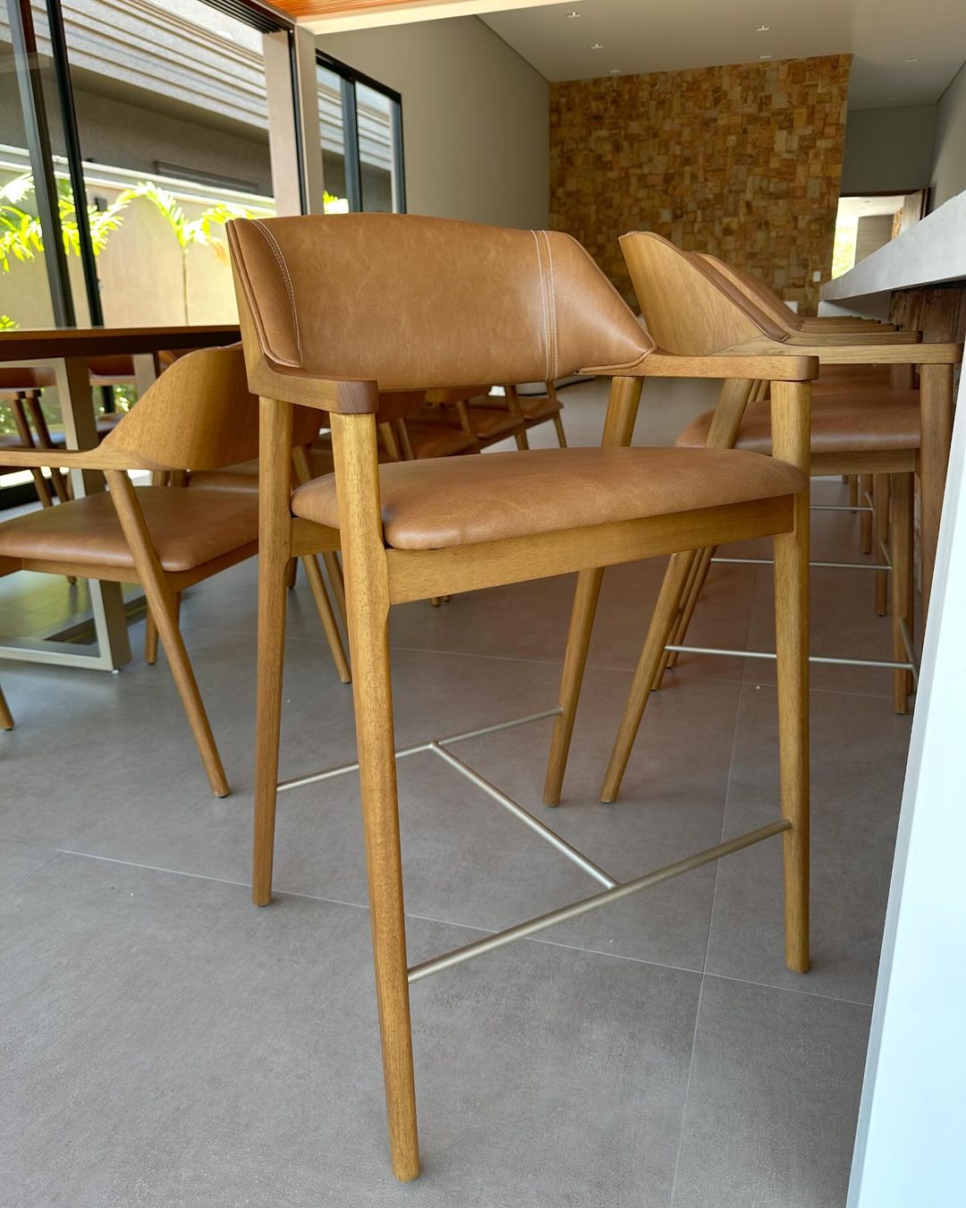 Taburete Lozére de Madera Canela con Respaldo y Asiento Tapizado en Tela 126