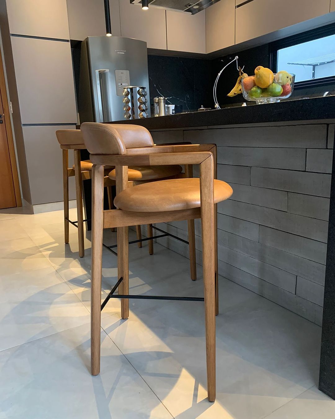 Taburete Turim Nogal Madera con Respaldo y Asiento Tapizado en Tela 126