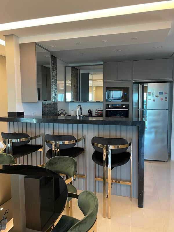 Ambiente 1 com Banqueta Cloe Aço Carbono Pintado Dourado Encosto e Assento Estofado Tecido 4500D