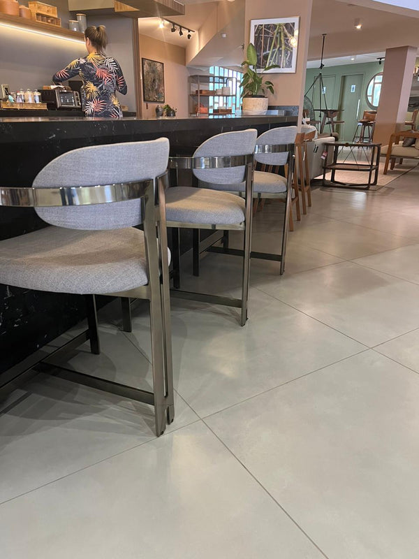 Ambiente 2 com Banqueta Cloe Aço Carbono Pintado Dourado Encosto e Assento Estofado Tecido 4500D