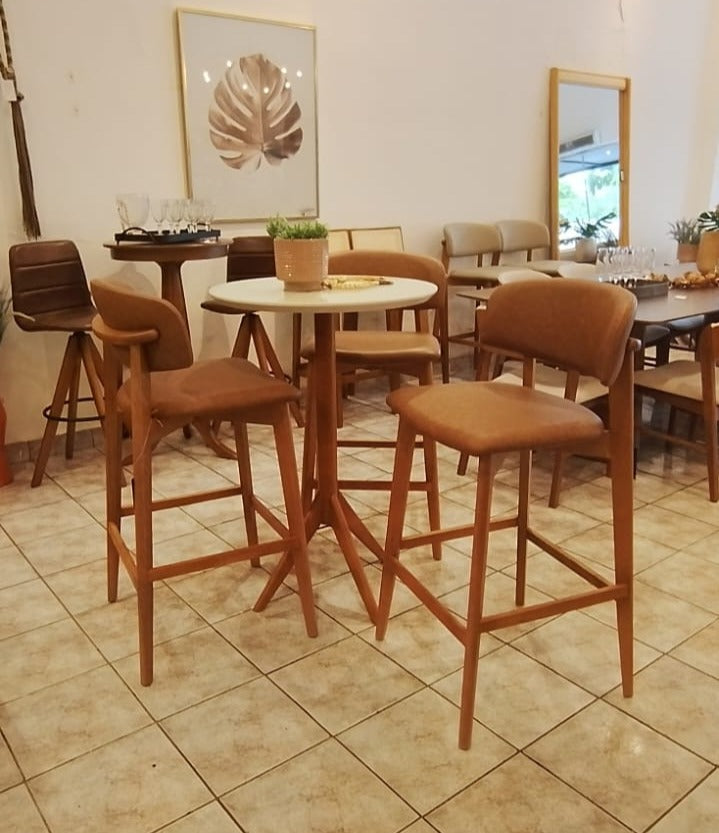 Taburete Monic de Madera de Almendro con Respaldo y Asiento Tapizado en Tela Piel 534 - Heitor | Toth Móveis