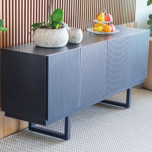 Ambiente 1 com Buffet Guanabara Madera Canela 4 Puertas 180x45x78cm