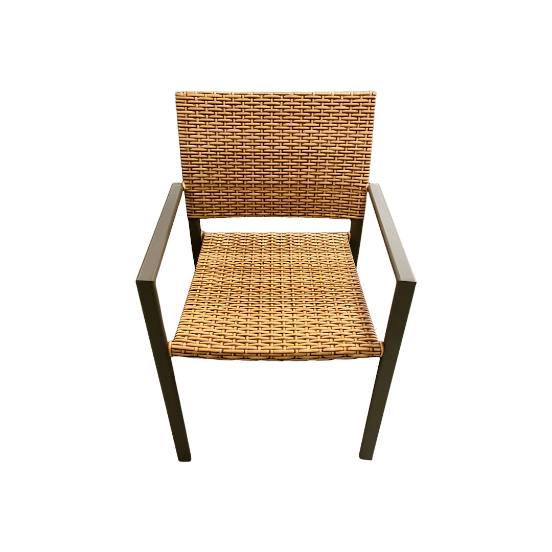 Silla de aluminio color nude con fibra sintética color plátano mixto