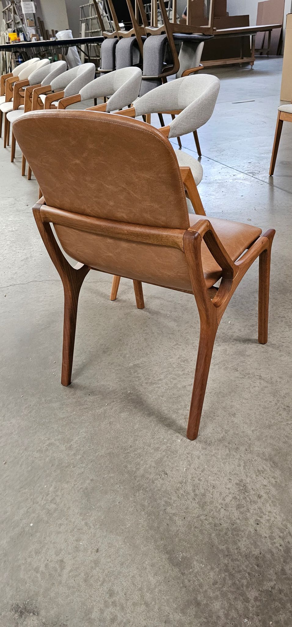 Silla Gard Madera Canela Respaldo y Asiento Tapizado Tela 104 | Toth Móveis