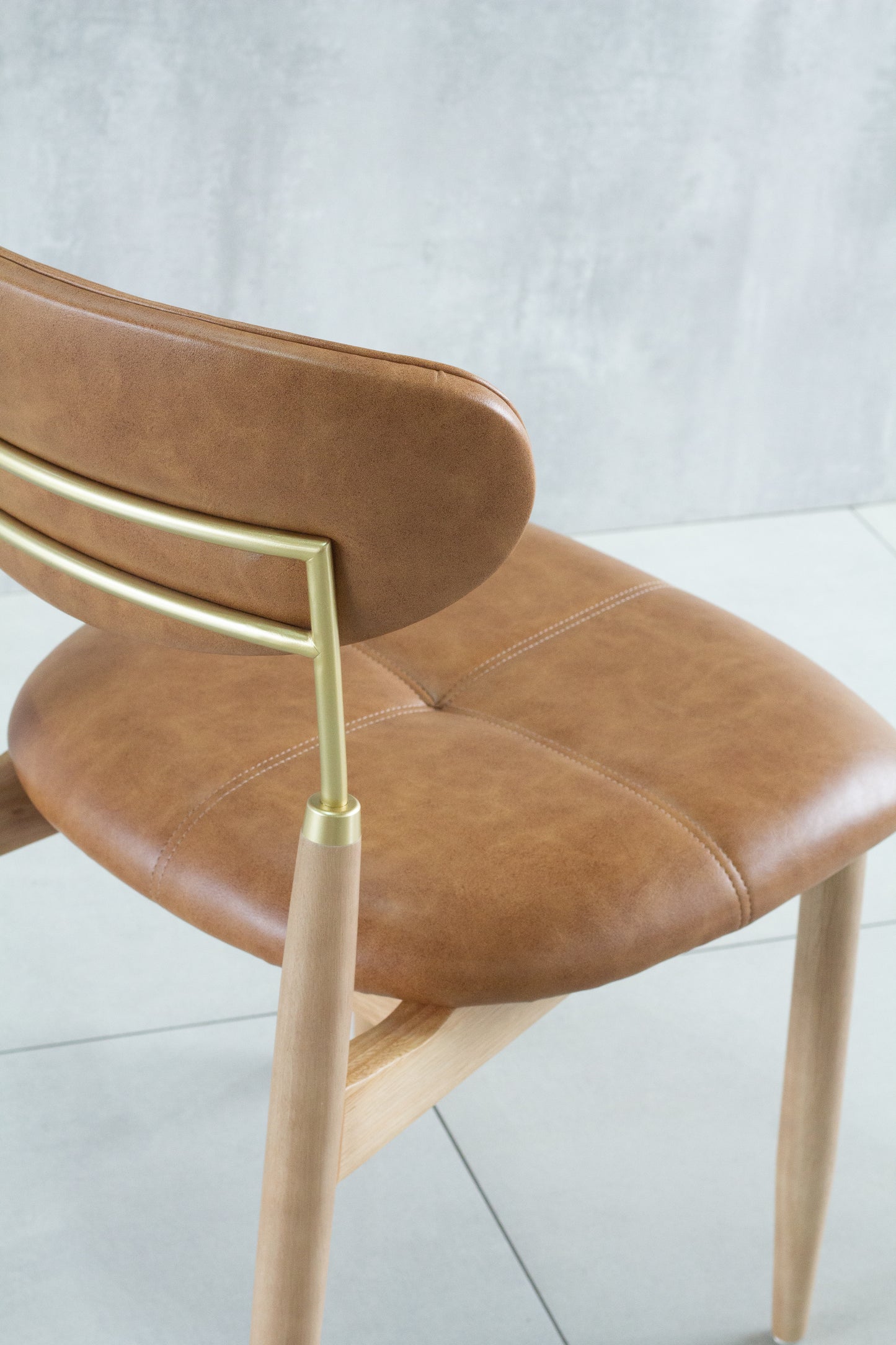 Cadeira Adara Madeira 30 Metal Dourado Assento e Encosto Estofado Tecido AA9011