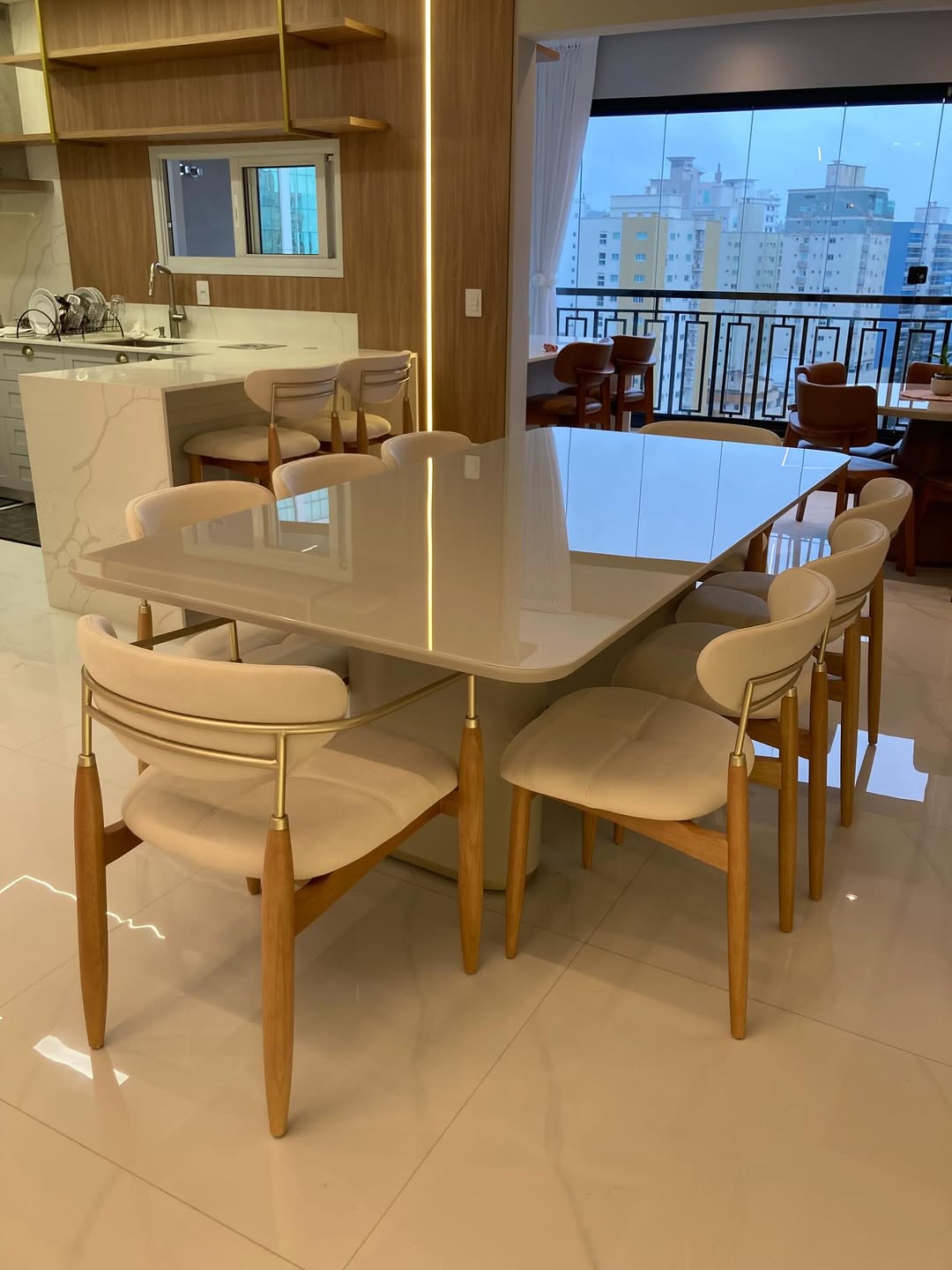 Cadeira Adara com Braço Madeira 30 Metal Champagne Assento e Encosto Estofado Tecido AQ8014