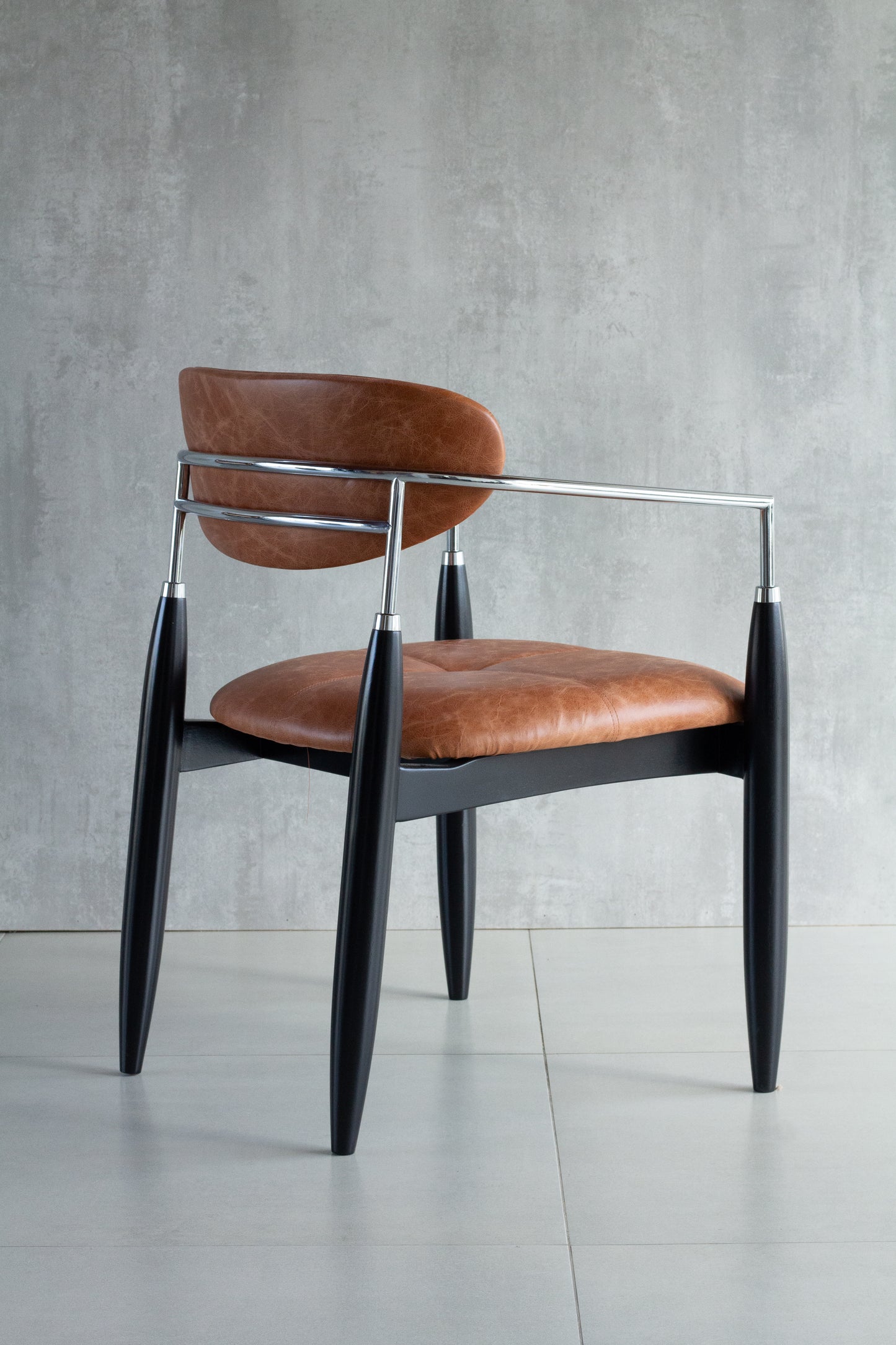 Cadeira Adara com Braço Madeira Preto Ebano Metal Prata Assento e Encosto Estofado Tecido AA9012