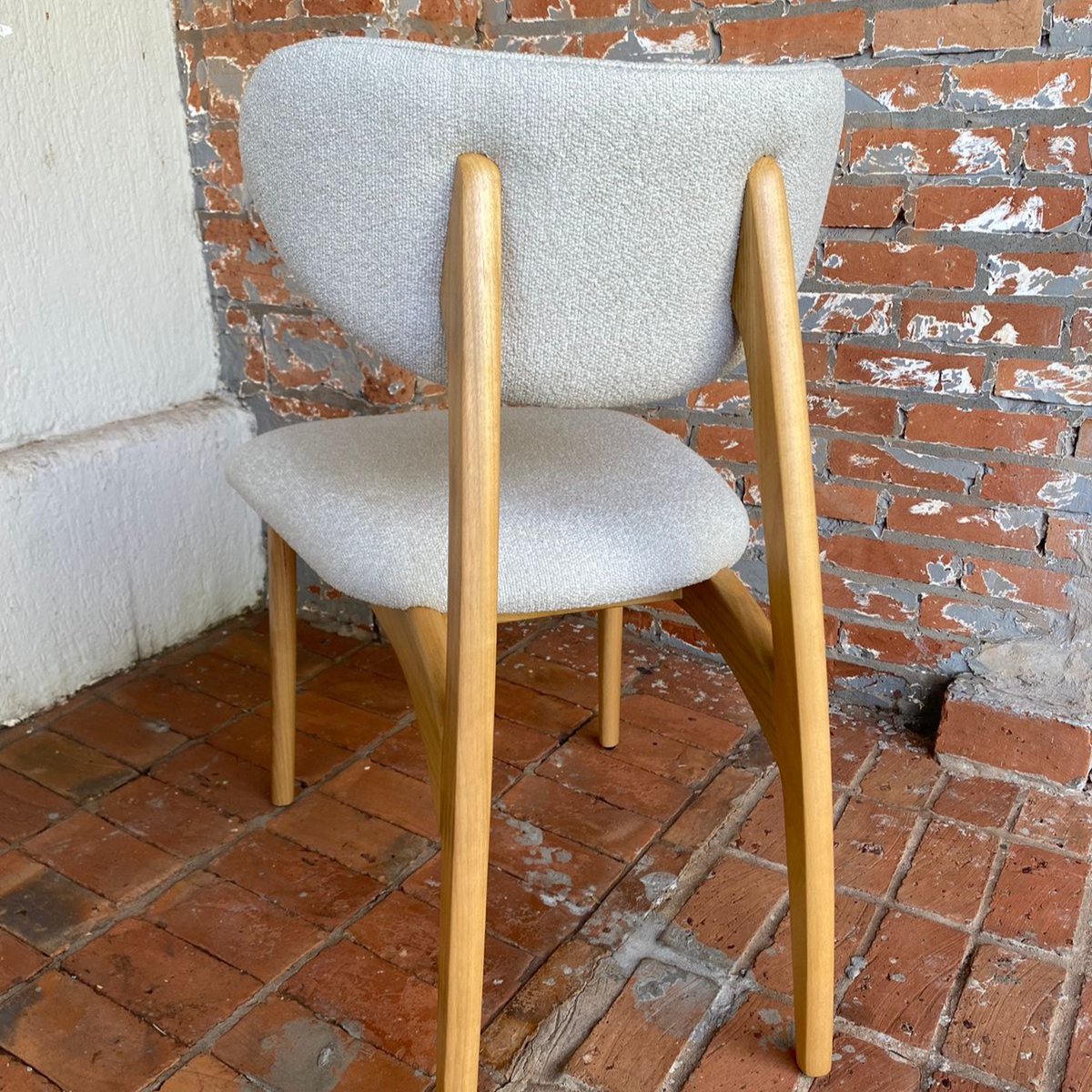 Silla Arco Respaldo y Asiento de Madera de Almendro Tapizado en Tela Bucle Beige 575