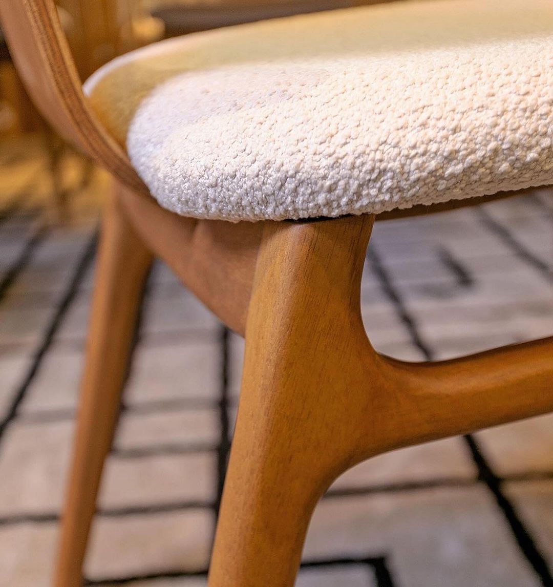 Flask Chair Cinnamon Wood Upholstered Fabric Backrest and Seat 141