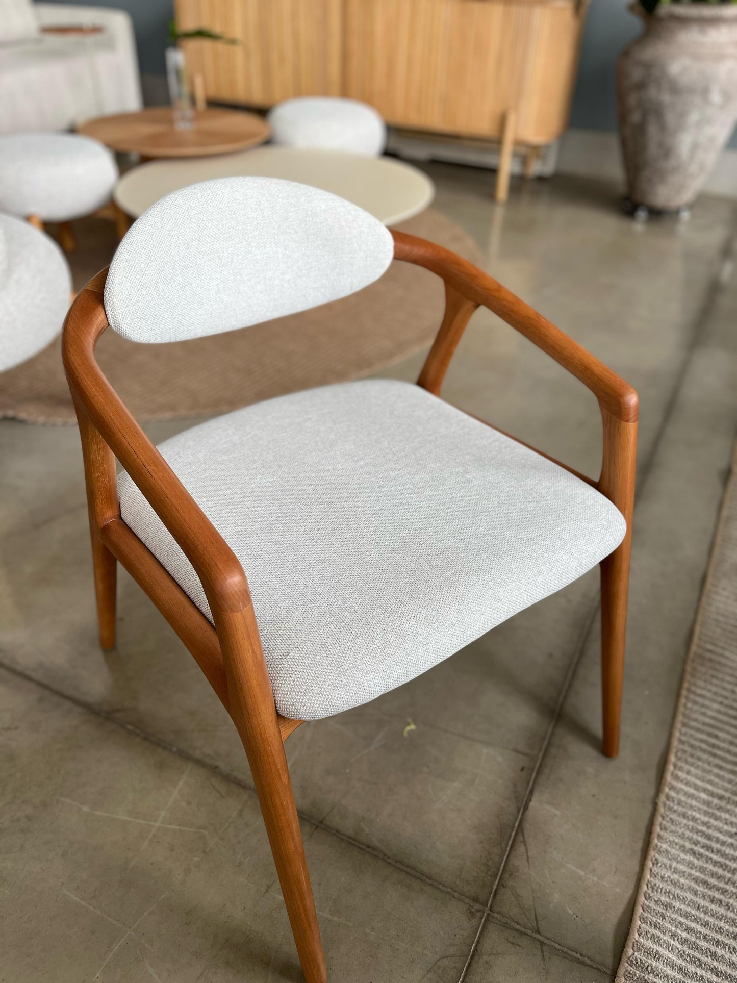 Silla Ginga Respaldo y Asiento de Madera Natural Canela Tapizado en Tela G.2-348