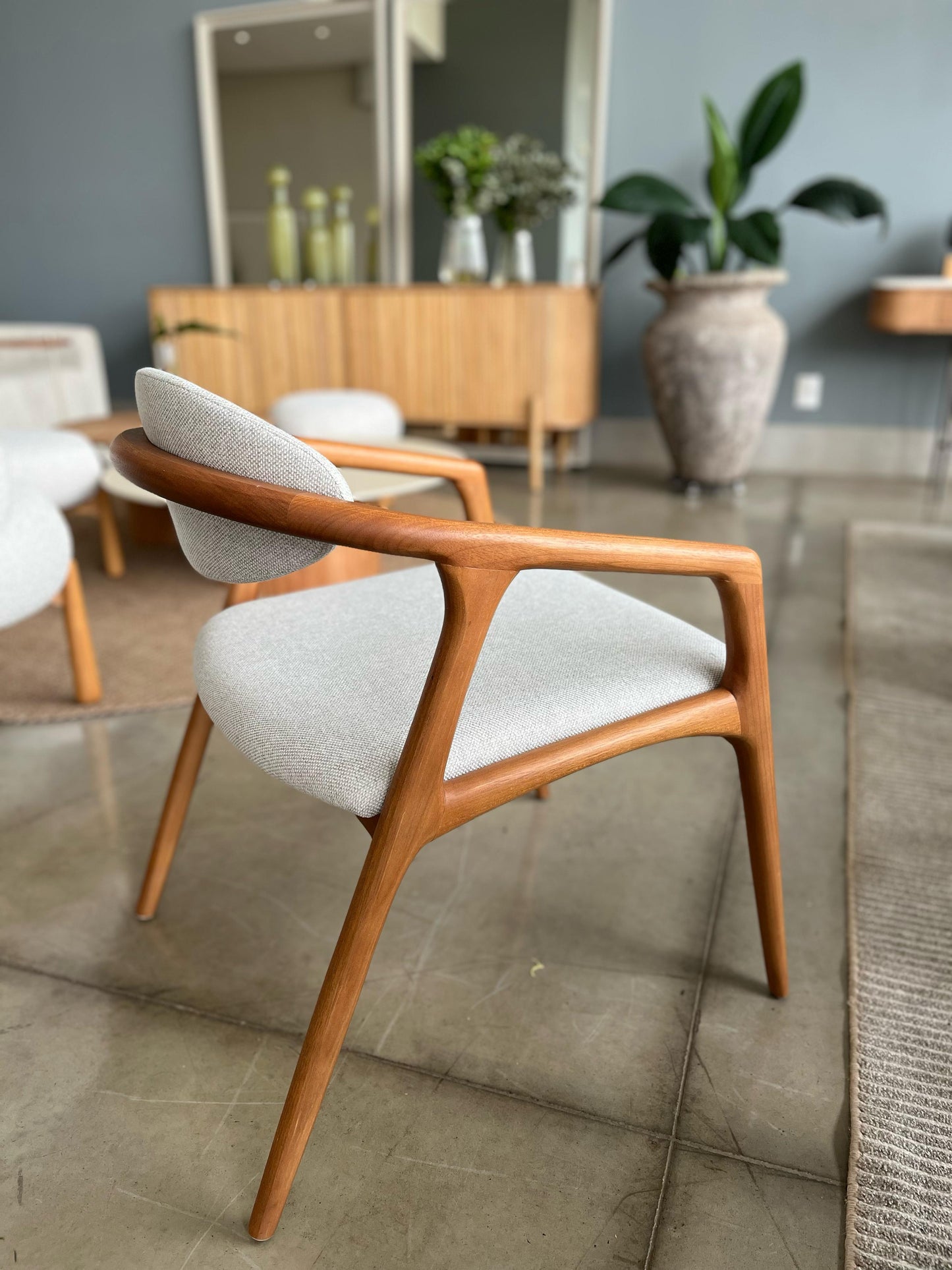 Silla Ginga Respaldo y Asiento de Madera Natural Canela Tapizado en Tela G.2-348