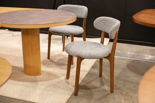 Cadeira Franchesca Madeira Maciça Assento e Encosto Multilaminado Estofado