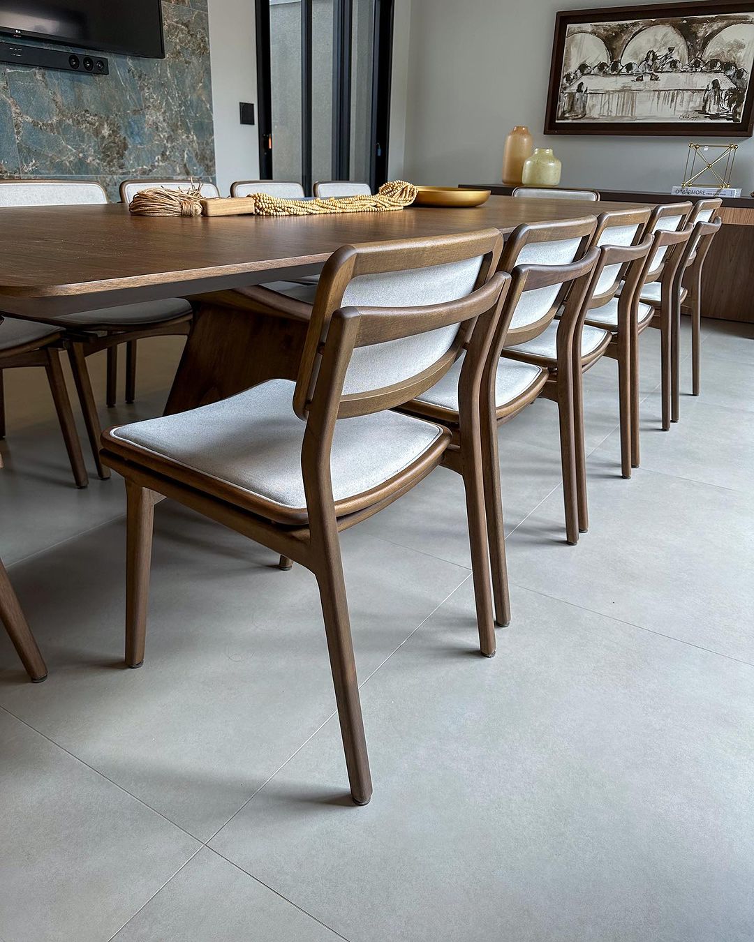 Silla Iasmin Respaldo y Asiento de Madera Marrón Tapizado en Tela 153