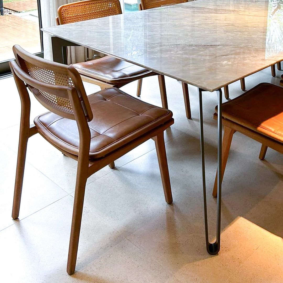 Silla Iasmin Madera Canela con Respaldo Hexagonal de Paja y Asiento Tapizado en Tela 126