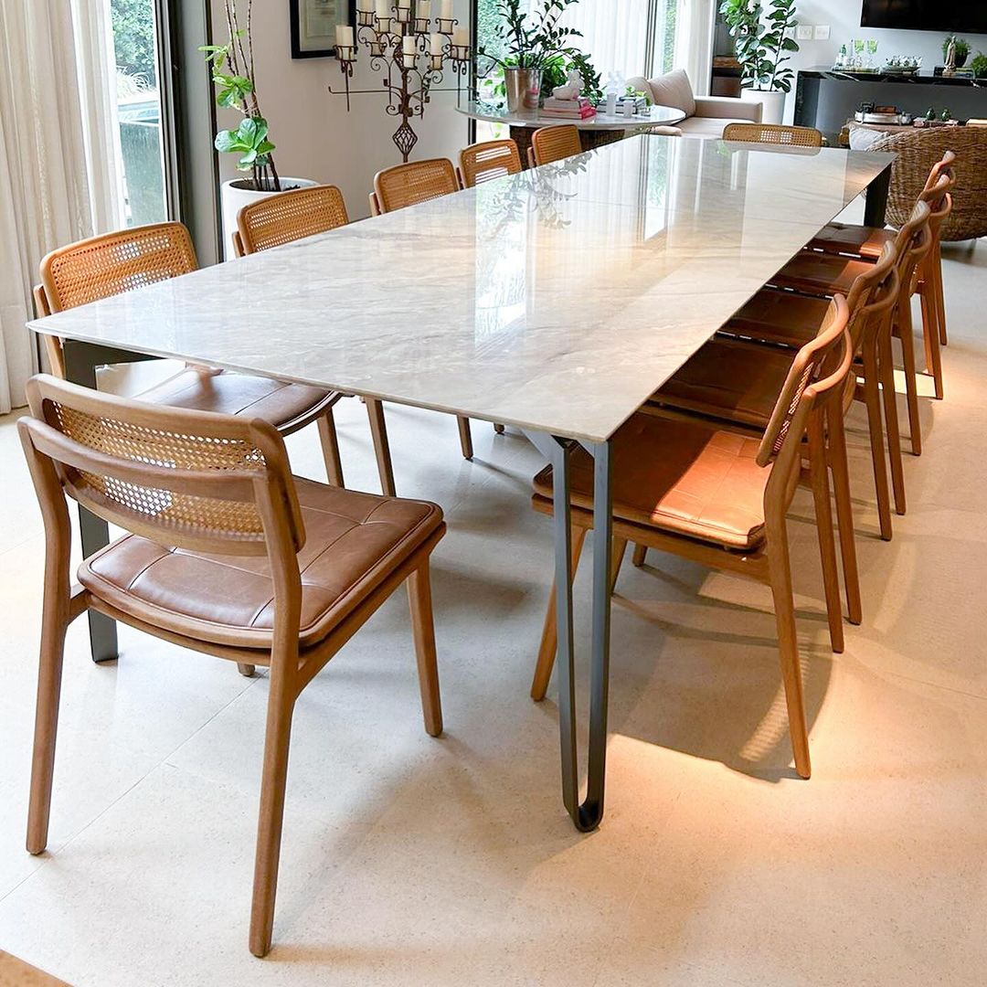 Silla Iasmin Madera Canela con Respaldo Hexagonal de Paja y Asiento Tapizado en Tela 126