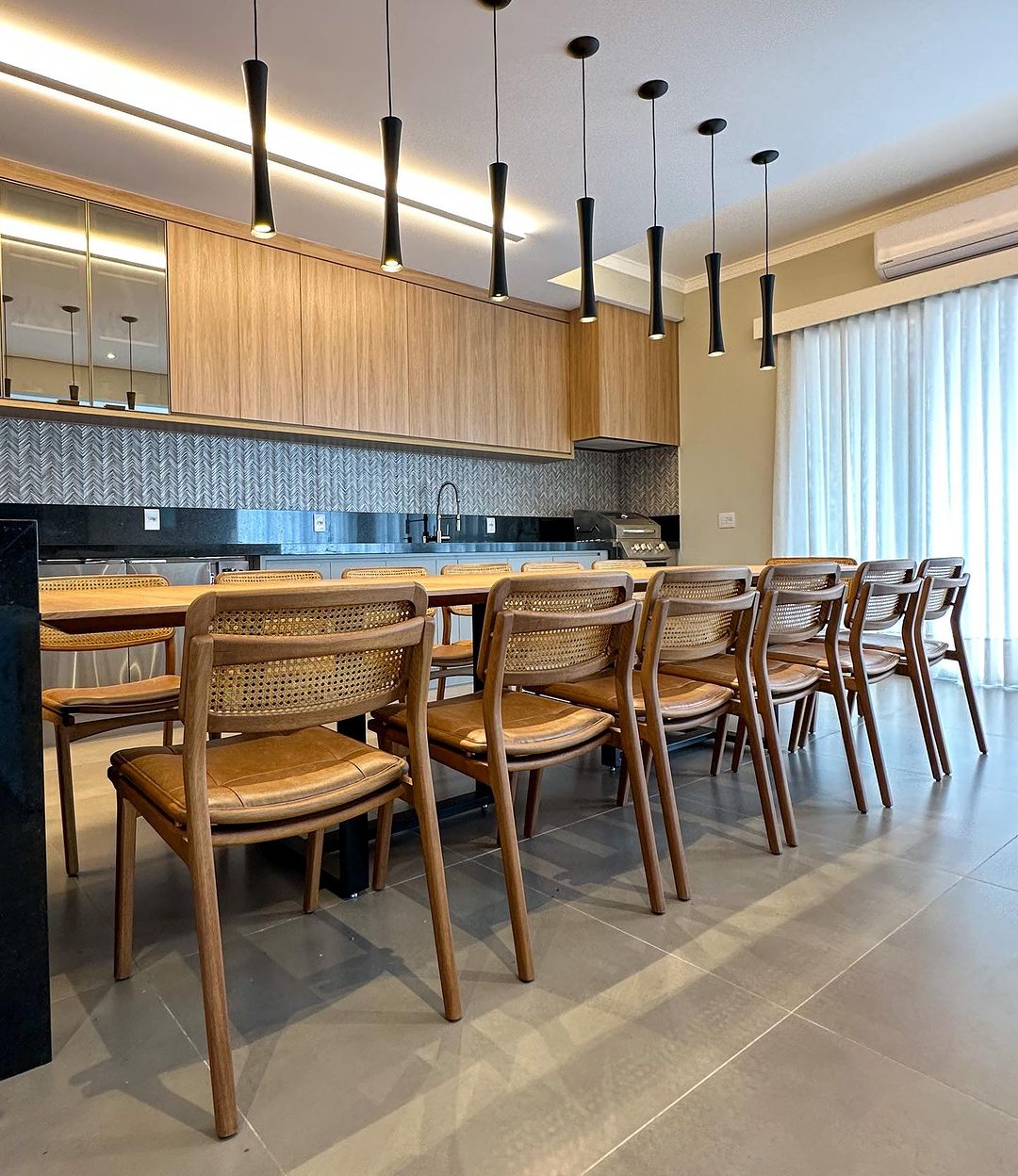 Silla Iasmin Madera Canela con Respaldo Hexagonal de Paja y Asiento Tapizado en Tela 126