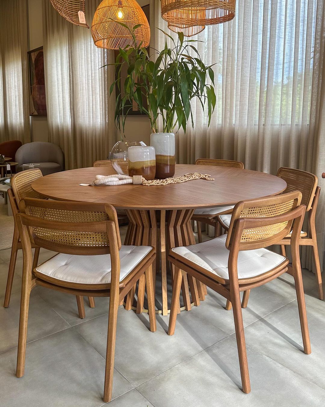 Silla Iasmin Madera Canela con Respaldo Hexagonal de Paja y Asiento Tapizado en Tela 112