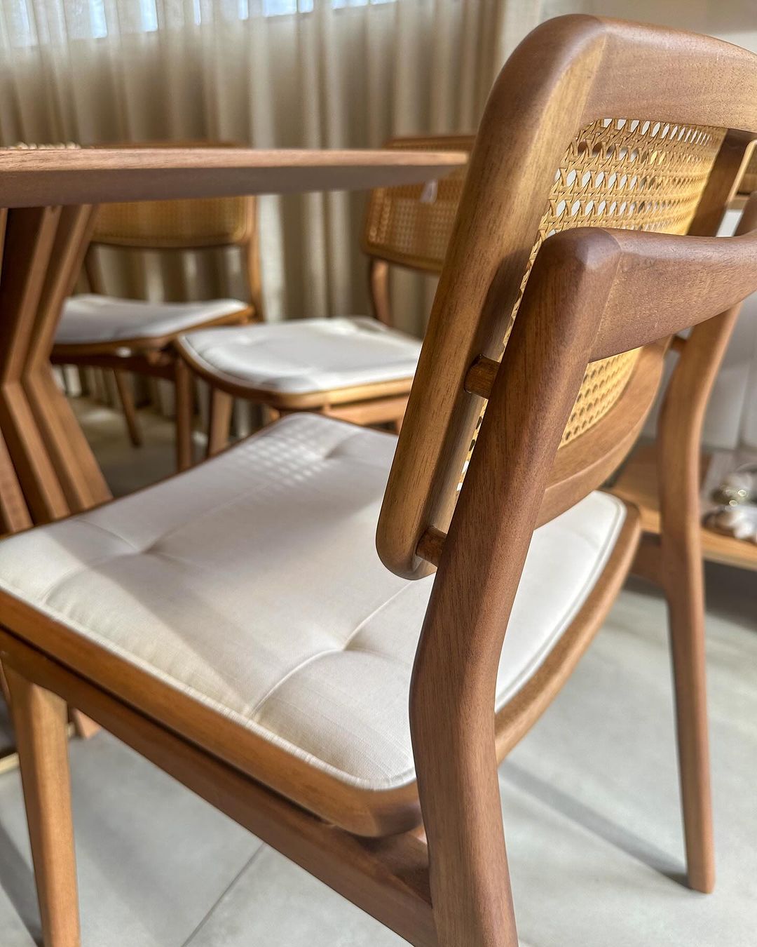 Silla Iasmin Madera Canela con Respaldo Hexagonal de Paja y Asiento Tapizado en Tela 112