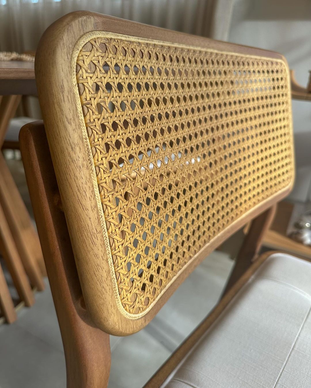 Silla Iasmin Madera Canela con Respaldo Hexagonal de Paja y Asiento Tapizado en Tela 112