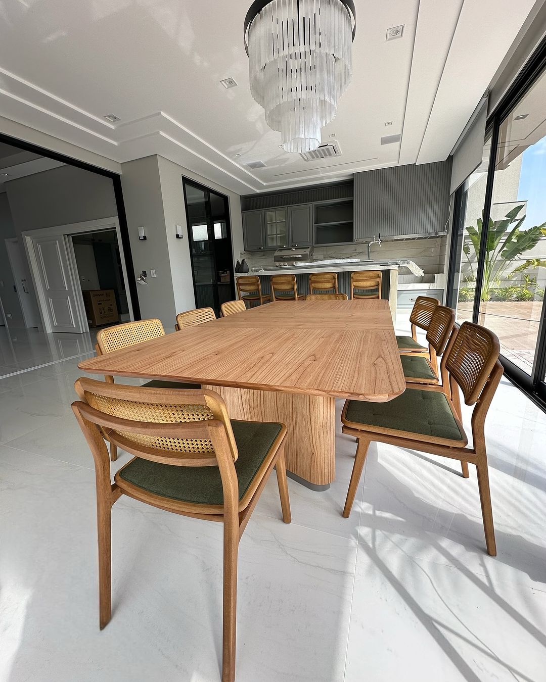 Silla Iasmin Madera Canela con Respaldo Hexagonal de Paja y Asiento Tapizado en Tela 157