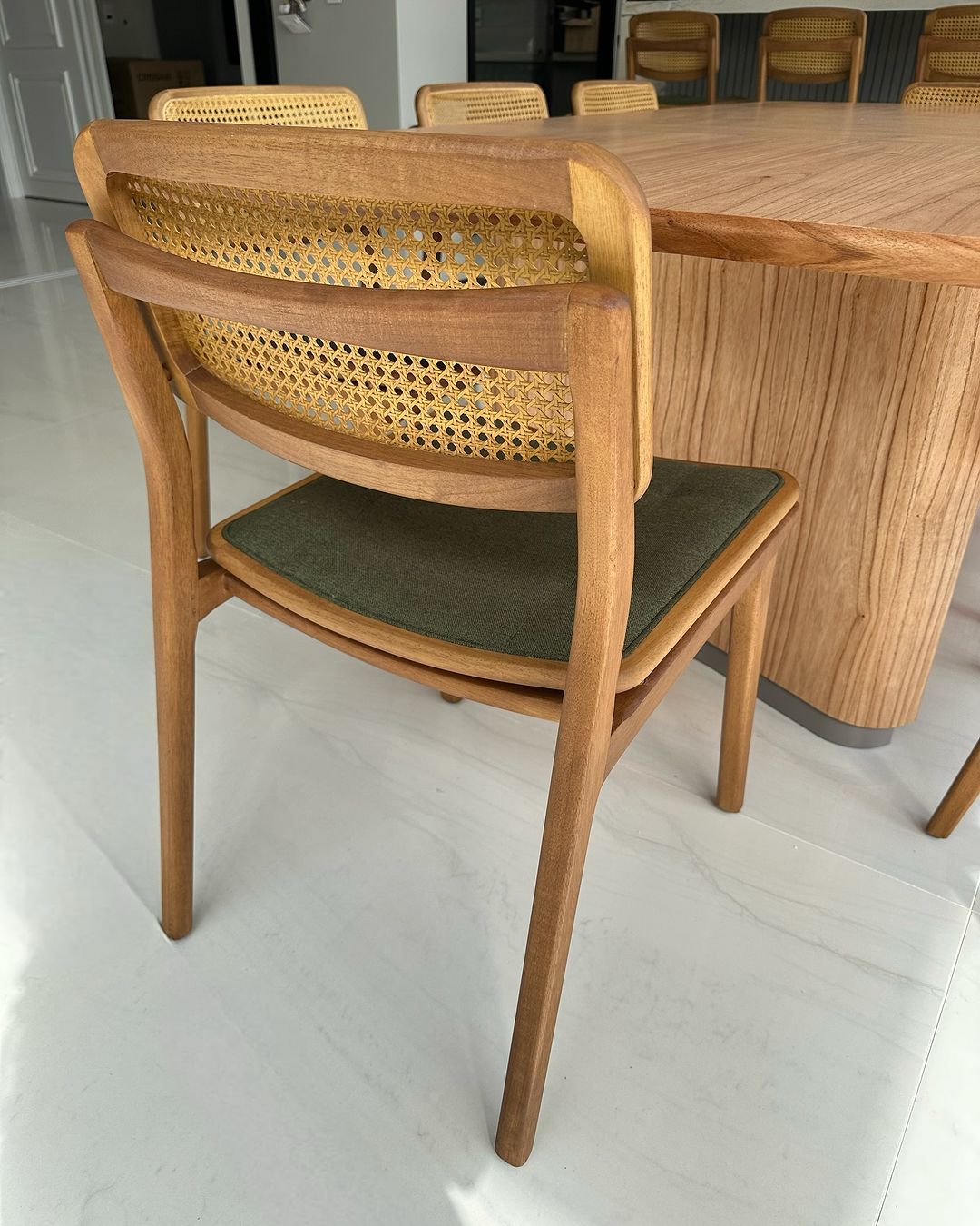 Silla Iasmin Madera Canela con Respaldo Hexagonal de Paja y Asiento Tapizado en Tela 157
